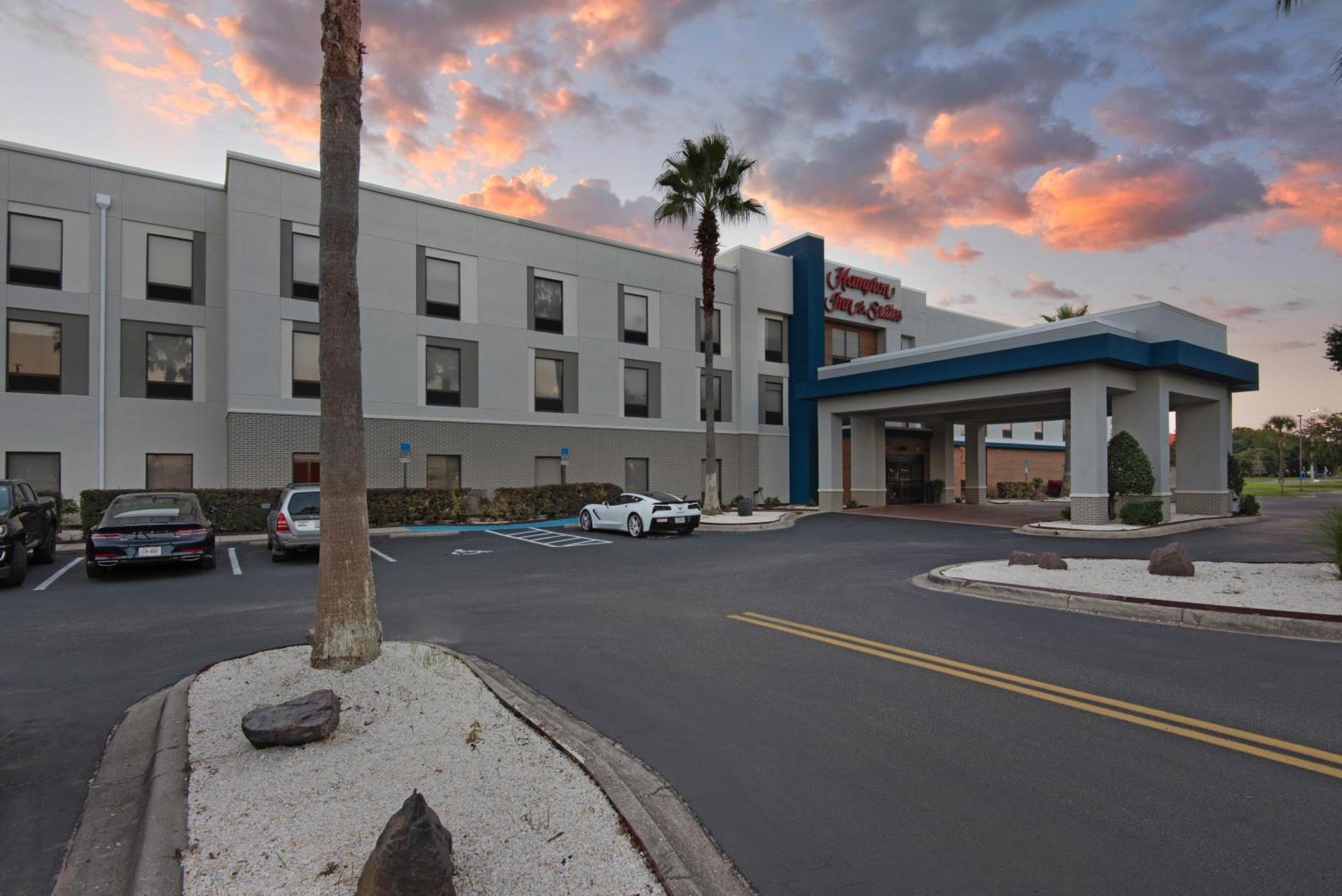 Hampton Inn & Suites Pensacola I-10 N At University Town Plaza Exterior photo