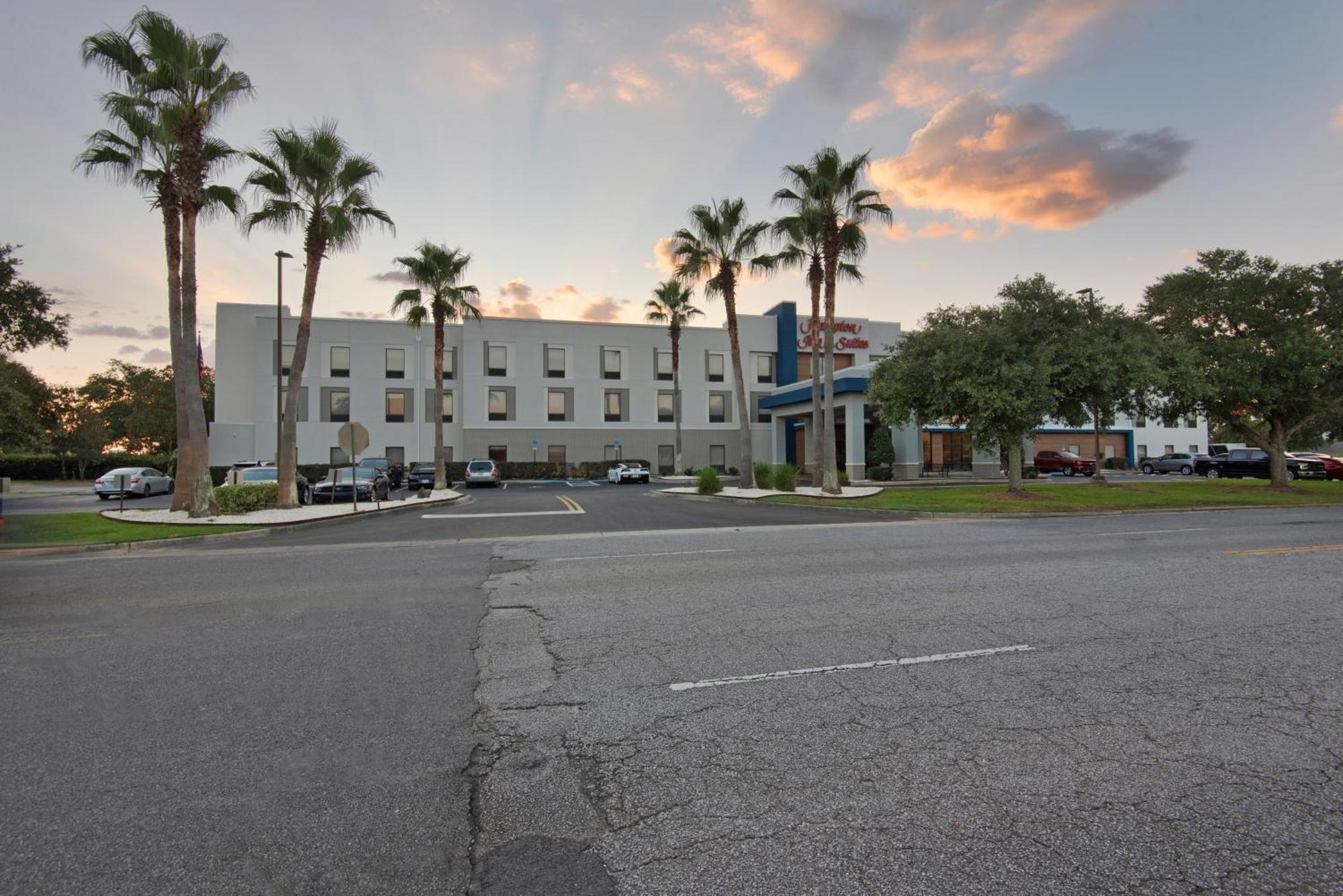 Hampton Inn & Suites Pensacola I-10 N At University Town Plaza Exterior photo