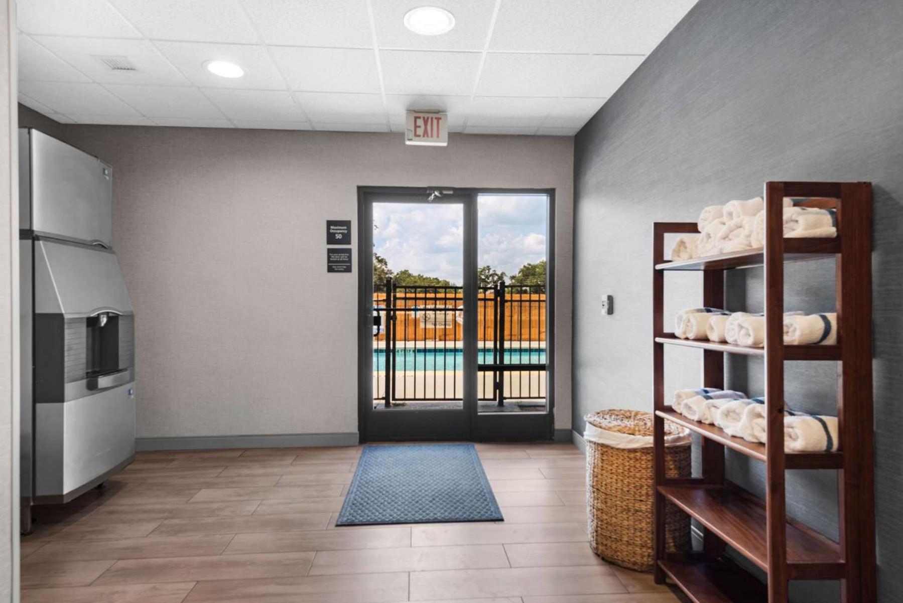Hampton Inn & Suites Pensacola I-10 N At University Town Plaza Exterior photo